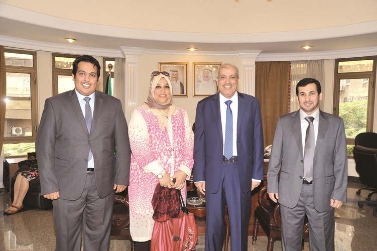 د فريح العنزي ود احمد المطيري مع الزميلة هناء السيد ناصر عبد السيد
