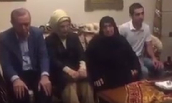 بالفيديو.. أردوغان يقرأ القرآن خلال زيارته لمنزل أحد الشهداء الذين تصدوا للانقلاب الفاشل