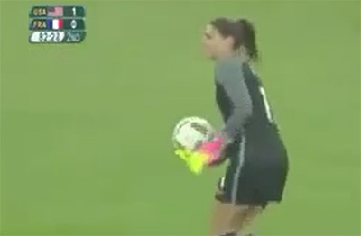 بالفيديو.. استفزاز حارسة مرمى أمريكا بهتافات عن فيروس "زيكا"