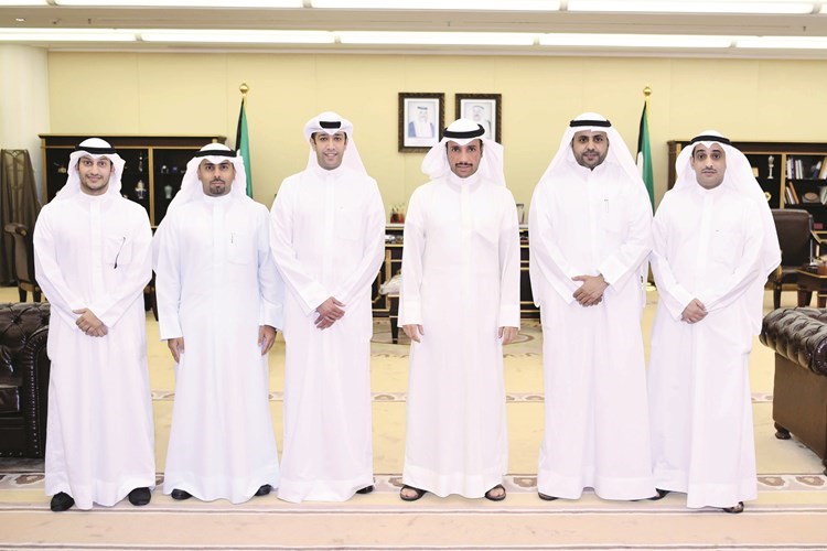 رئيس مجلس الامة مرزوق الغانم متوسطا رئيس واعضاء مجلس ادارة جمعية المحاسبين والمراجعين ويبدو محمد الجبري