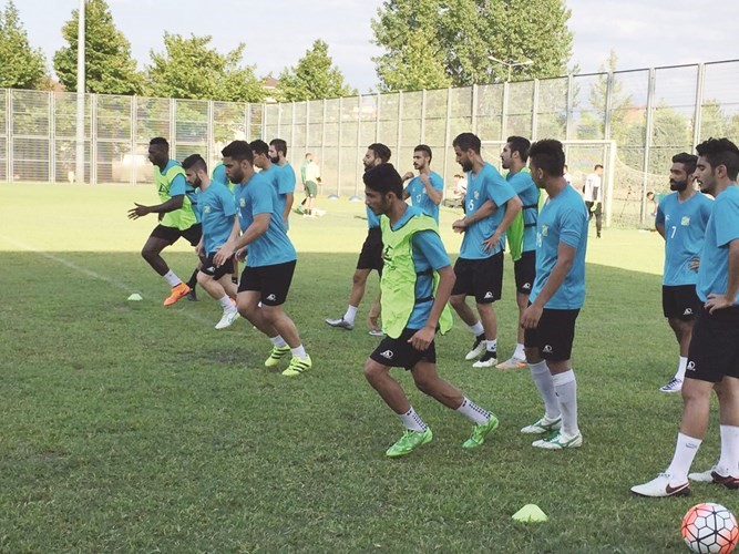 لاعبو العربي خلال التدريبات في تركيا
