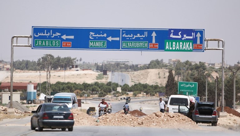 سيارات في طريقها الى عبور الطريق السريع المؤدي الى منبج في حلب امس الاولرويترز﻿