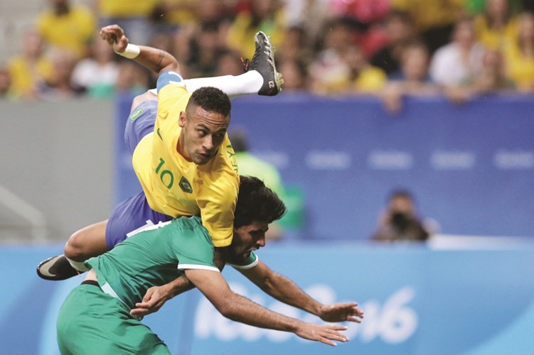 نيمار يقفز فوق لاعب العراق علاء علياپ﻿