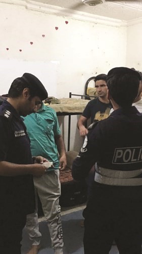 فحص اثباتات بعض الوافدين
