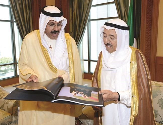 صاحب السمو الامير يطلع على مشاريع محافظة حولي من الفريق اول متقاعد الشيخ احمد النواف ﻿