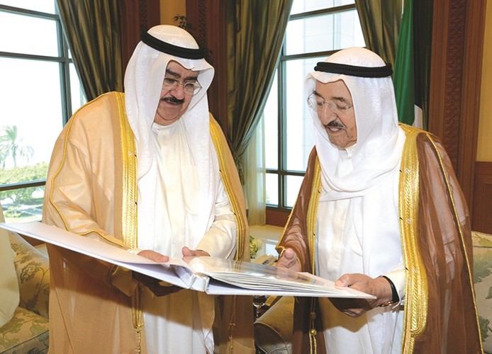 صاحب السمو الامير الشيخ صباح الاحمد يطلع على مشاريع محافظة العاصمة من الفريق متقاعد ثابت المهنا ﻿