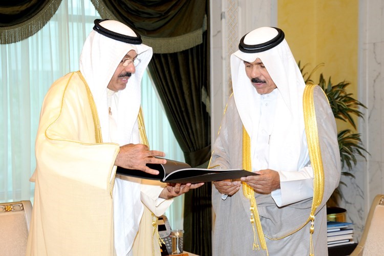 سمو ولي العهد الشيخ نواف الاحمد خلال استقباله الفريق اول متقاعد الشيخ احمد النواف