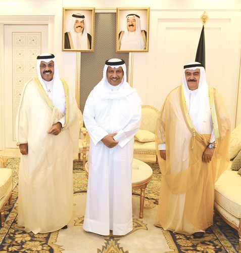 سمو رئيس الوزراء الشيخ جابر المبارك مستقبلا الفريق اول متقاعد الشيخ احمد النواف والفريق متقاعد ثابت المهنا