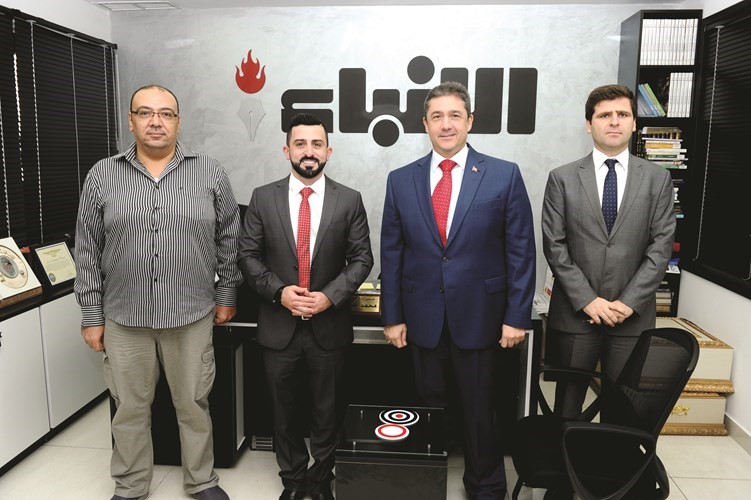 السفير التركي مراد تامير مع مدير التحرير الزميل محمد بسام الحسيني والزميل اسامة دياب هاني الشمري﻿