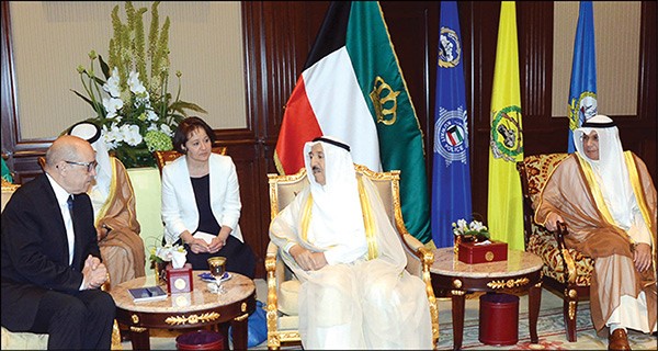 صاحب السمو الامير الشيخ صباح الاحمد مستقبلا وزير الدفاع الفرنسي بحضور الشيخ خالد الجراح