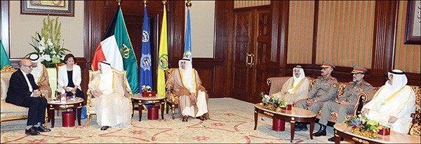 صاحب السمو الامير الشيخ صباح الاحمد مستقبلا وزير الدفاع الفرنسي جان ايف لو دريان بحضور الشيخ خالد الجراح ومحمد شرار والفريق الركن محمد الخضر والفريق الركن الشيخ عبدالله النواف