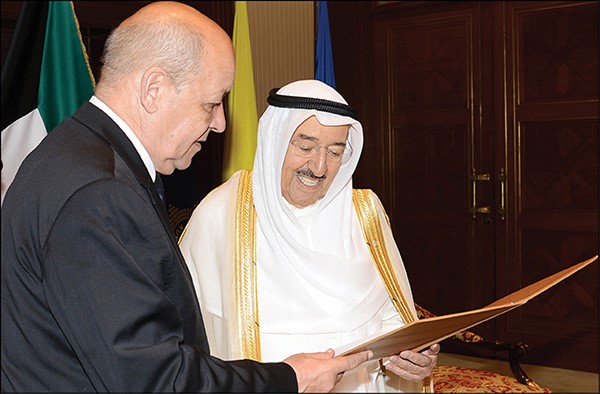 صاحب السمو الامير الشيخ صباح الاحمد يتسلم رسالة الرئيس الفرنسي من وزير الدفاع الفرنسي