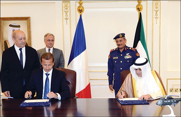 الشيخ خالد الجراح خلال توقيع الاتفاقية
