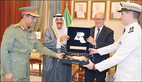 الشيخ مشعل الاحمد خلال استقباله وزير الدفاع الفرنسي