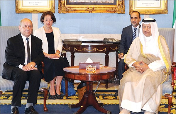 سمو رئيس الوزراء الشيخ جابر المبارك مستقبلا وزير الدفاع الفرنسي