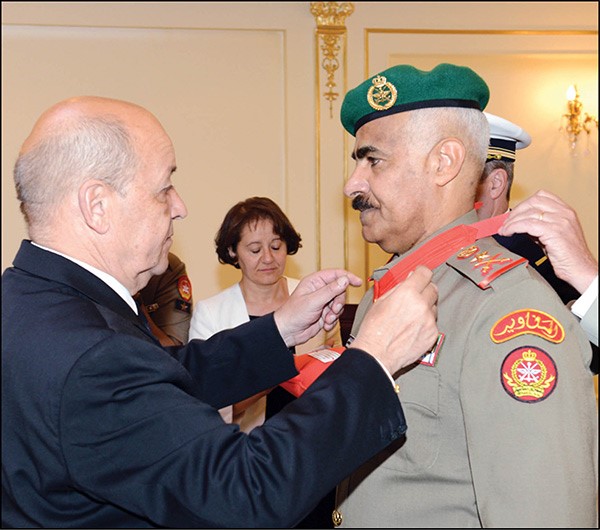 وزير الدفاع الفرنسي جان ايف لو دريان يقلد رئيس هيئة الاركان العامة للجيش الفريق الركن محمد الخضر وسام الشرف برتبة قائد