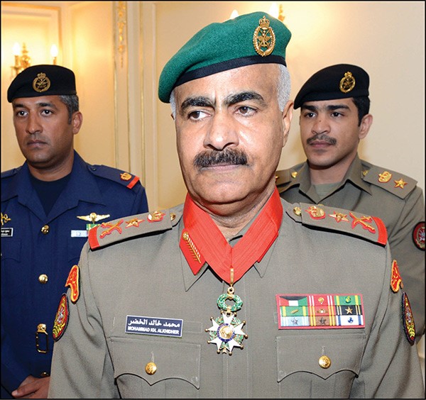 الفريق الركن محمد الخضر عقب تقليده وسام الشرف برتبة قائد