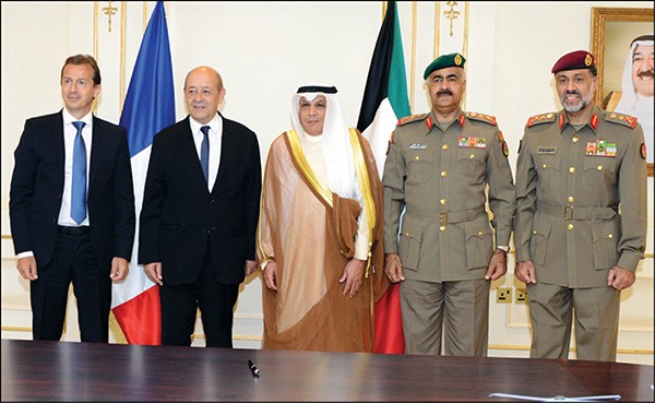 الشيخ خالد الجراح ووزير الدفاع الفرنسي جان ايف لو دريان والفريق الركن محمد الخضر والفريق الركن الشيخ عبدالله النواف