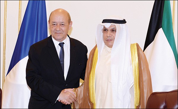 الشيخ خالد الجراح مصافحا وزير الدفاع الفرنسي