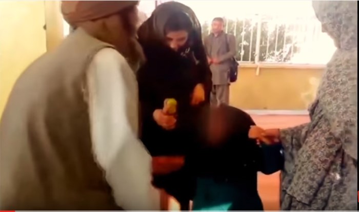 بالفيديو.. نساء يضربن أفغانياً زوّج طفلته مقابل "ماعز"