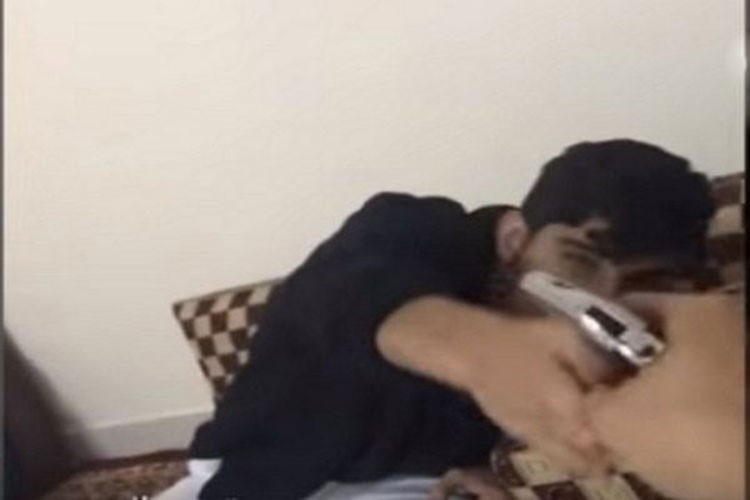 بالفيديو.. شاب يمزح مع صديقه فيطلق النار فوق رأسه على بُعد سنتيمترات