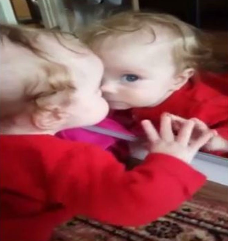 بالفيديو.. شاهد رد فعل طفلة ترى صورتها في المرآة للمرة الأولى