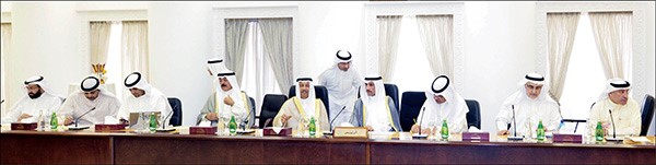 رئيس مجلس الامة مرزوق الغانم وسمو رئيس مجلس الوزراء الشيخ جابر المبارك ونائب رئيس الوزراء ووزير الداخلية الشيخ محمد الخالد والشيخ محمد العبدالله وانس الصالح ود علي العمير ومبارك الخرينج واحمد لاري ومحمد طنا خلال الاجتماع
