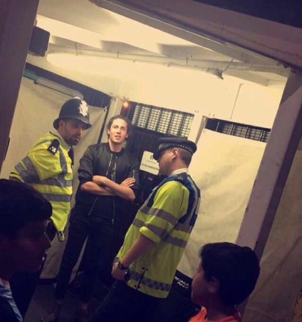 فيديو .. كشف حقيقة نزول فتاة لأرضية الملعب خلال مباراة السوبر
