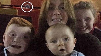 صورة: شبح طفلة يظهر في خلفية صورة بدار سينما في ليفربول