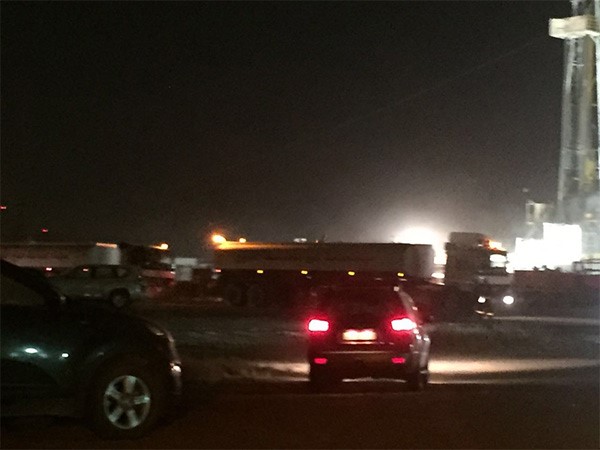 بالفيديو والصور.. تسرب نفطي في برج حفر بحقل الأحمدي ولا إصابات
