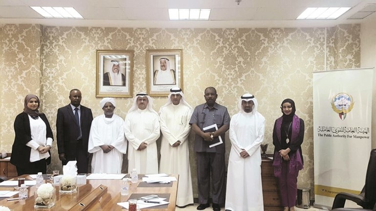 عبدالله المطوطح مستقبلا السفير السوداني والوفد المرافق له