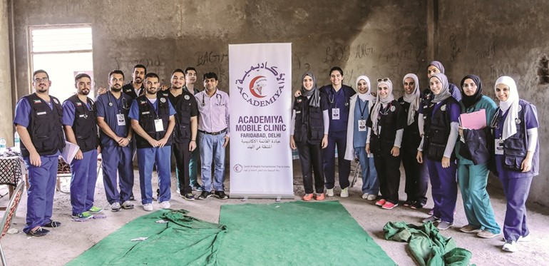 طلبة القائمة الاكاديمية في كلية الطب خلال رحلتهم الاغاثية لمساعدة اطفال الهند 