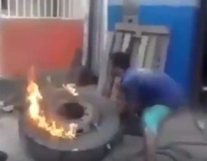 بالفيديو..شاهد ماذا حدث مع رجل أشعل النار بإطار سيارة