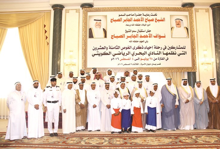 سمو ولي العهد الشيخ نواف الاحمد متوسطا الشيخ سلمان الحمود والشيخ احمد المنصور واللواء فهد الفهد والنوخذة خليفة الراشد وعبدالرحمن المطيري وحمود فليطح وعلي القبندي وثامر السيار وعدد من المشاركين في رحلة الغوص