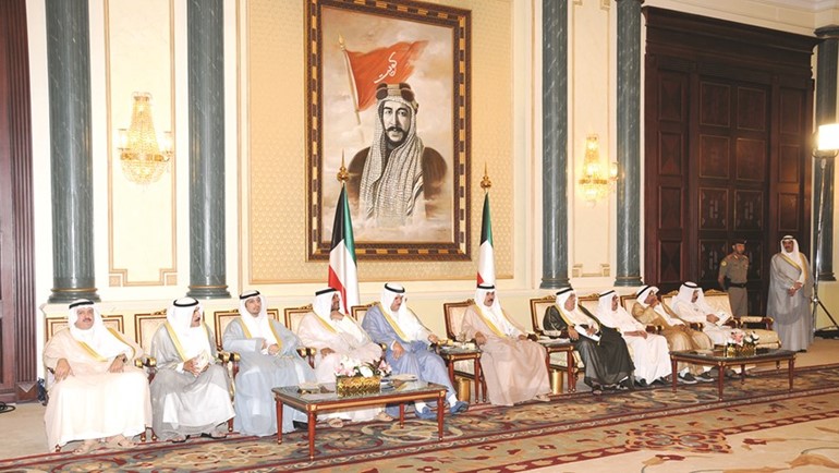 سمو ولي العهد الشيخ نواف الاحمد متوسطا الشيخ سلمان الحمود والشيخ احمد المنصور واللواء فهد الفهد والنوخذة خليفة الراشد وعبدالرحمن المطيري والشيخ فيصل السعود