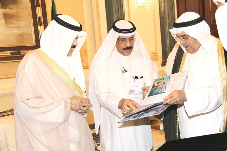 سمو ولي العهد يطلع على البوم صور الرحلة من اللواء فهد الفهد وعلي القبندي