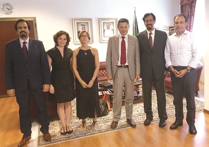 السفير الشيخ علي الخالد خلال لقائه مع رئيس جامعة بولونيا فرانشيسكو اوبرتيني والوفد المرافق له