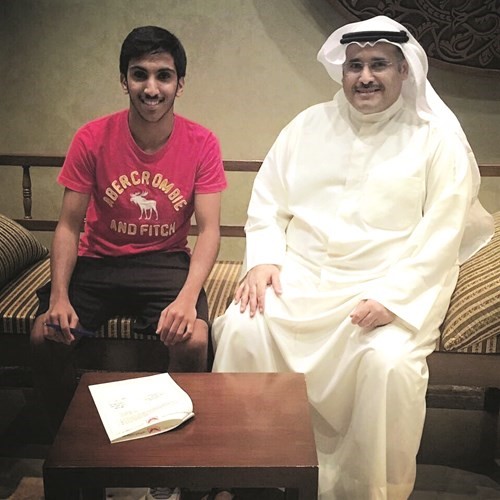 حمد الدبوس مع عبدالله ماوي خلال توقيع العقد