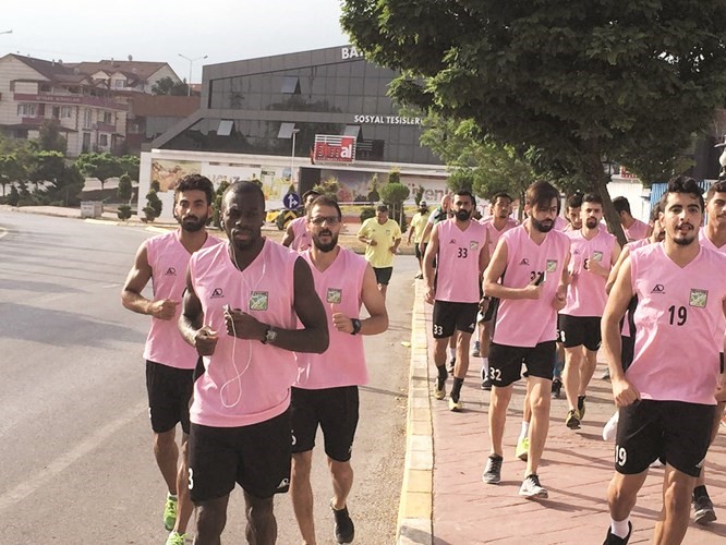 لاعبو العربي خاضوا تدريبهم الصباحي في طرقات تركيا