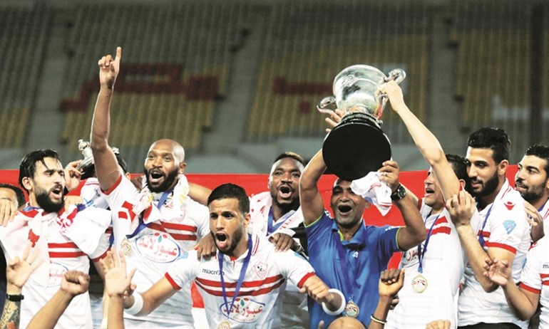لاعبو الزمالك يحملون كاس البطولة﻿