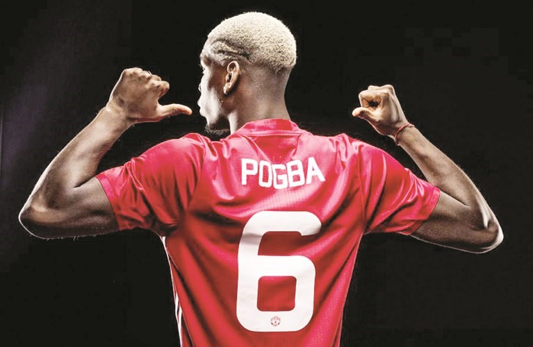 اللاعب الاغلى في التاريخ بول بوغبا يرتدي فانيلة فريقه الجديد بالرقم 6