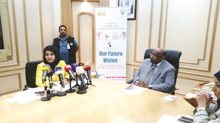 د محمد الخشتي ود رحاب الوطيان خلال المؤتمر