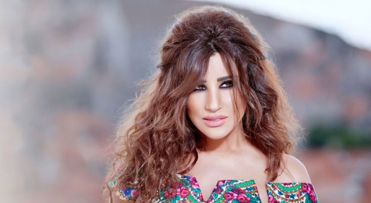 بالصور.. شاهد وجه نجوى كرم يكسو رمال دبي