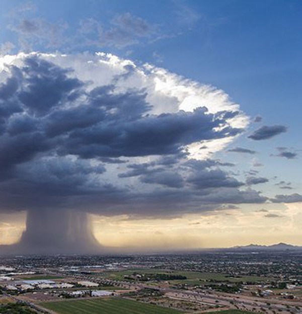 بالصور: مشهد مفزع لهجوم عاصفة على مدينة أميركية