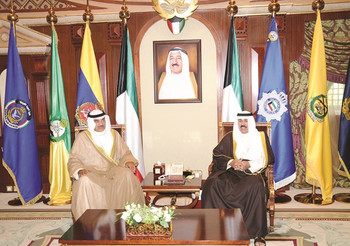 سمو ولي العهد الشيخ نواف الاحمد خلال استقباله الشيخ صباح الخالد 