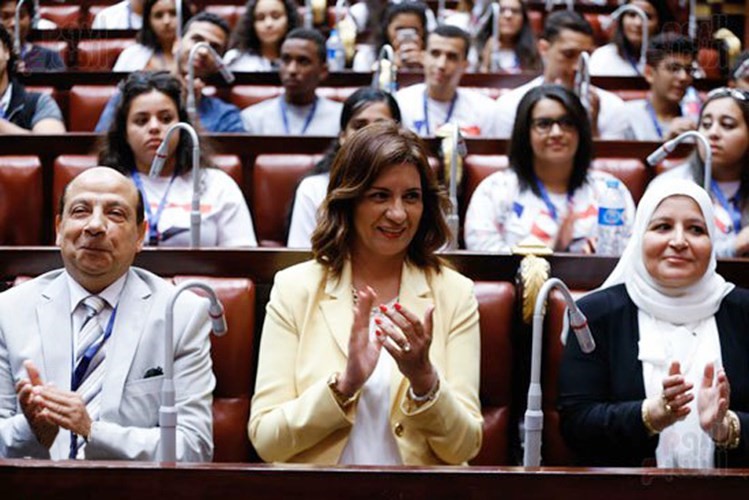 السفيرة نبيلة مكرم وزيرة الهجرة ونواب البرلمان اثناء اجتماعهم مع الجالية المصرية بفرنسا