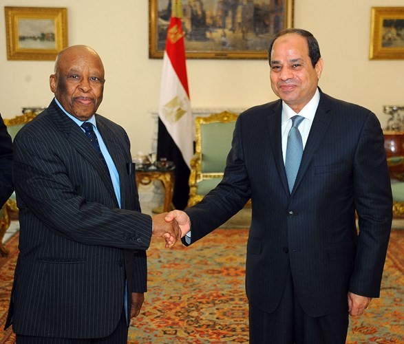 الرئيس المصري عبدالفتاح السيسي مستقبلا رئيس بوتسوانا السابق ورئيس مفوضية المتابعة والتقييم المعنية بتنفيذ اتفاق التسوية السلمية في جنوب السودان فيستوس موخاي﻿