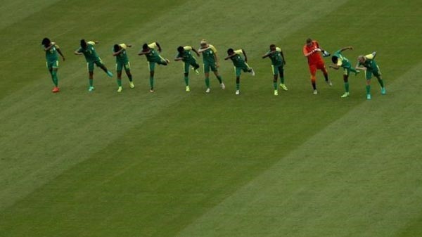 لاعبات منتخب جنوب افريقيا يلتقطن صورة جماعية بنفس الوضعية قبل مباراتهم الاولى امام منتخب السويد ماذا تعني هذه الحركة يا ترى