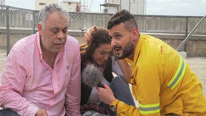  بالفيديو.. فنانون أحرجتهم زوجاتهم أمام الجمهور.. أحدهم بسبب "مايوه" وأخرى "قبلت زميله"