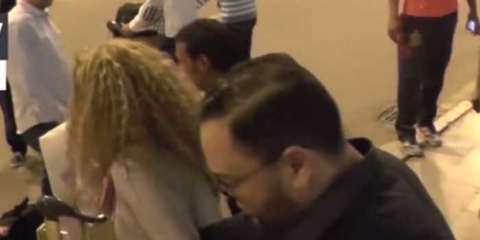  بالفيديو.. فنانون أحرجتهم زوجاتهم أمام الجمهور.. أحدهم بسبب "مايوه" وأخرى "قبلت زميله"